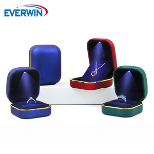 EVERWIN - Caja de Joyería de Goma de Color con Luz LED, Caja para Anillos Forrada de Terciopelo, Caja de Regalo de Lujo para Colgantes - Product Image 1