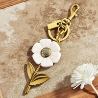 Nouveau Porte-clés Exquis en Alliage de Zinc 2026, Pendentif Marguerite Cartoon, Sérigraphie Créative, Forme 3D, Breloque Multifonctionnelle pour Sac à Main Femme