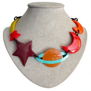 Collier fantaisie en résine de haute qualité avec étoiles, planètes et lunes, forme irrégulière, bijou artistique tendance pour femme - Product Image 1