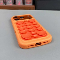 Comoda custodia per telefono in silicone a ventosa antigravità 3D a forma di cuore per iPhone 17 Air 16 Pro Max 15 14, cover posteriore in gomma