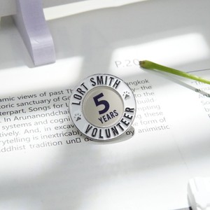Spilla da Bavero Personalizzata LGC con Logo, Distintivo di Riconoscimento "Volontario 5 Anni" per Eventi Benefici e Organizzazioni per Animali - Product Image 1