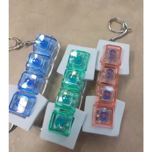 ของเล่นบีบคลายเครียด Novacross พลาสติก รูปทรงสวิตช์คีย์บอร์ด พร้อมไฟ LED  สำหรับทุกเพศ - Product Image 6