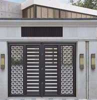 Portail automatique BAMUS en aluminium et fer forgé de luxe sur mesure avec barres verticales, durable et écologique pour l'entrée extérieure de villas modernes