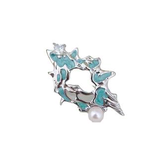 Broche de poitrine haut de gamme pour femme, design de niche avec texture métallique plissée, pour la décoration de col de nouvelle robe - Product Image 5