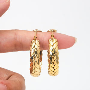Aretes de Aro Gruesos con Tejido Trenzado Minimalista de Moda PUXIN, Aretes de Aro de Acero Inoxidable Chapados en Oro de 18K para Mujer - Product Image 1