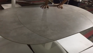 <span class=keywords><strong>Table</strong></span> à manger extensible contemporaine avec <span class=keywords><strong>plateau</strong></span> en céramique blanc et base en métal, <span class=keywords><strong>plateau</strong></span> <span class=keywords><strong>pivotant</strong></span> ovale stratifié pour l'atelier de meubles de maison - Product Image 2