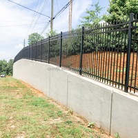 Panneaux de clôture de sécurité commerciaux en tube d'acier galvanisé décoratif, anti-rouille, finition thermolaquée pour la sécurité des cours et des jardins