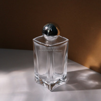 Flacon de parfum en verre transparent haut de gamme, design unique, 30 ml/50 ml, forme rectangulaire, vaporisateur à pompe, marque Qicheng, MOQ