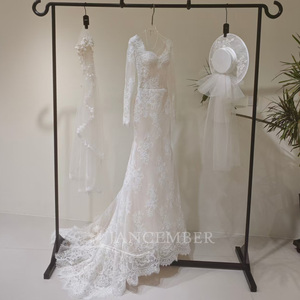 LY122 Robe de mariée sirène moderne et élégante, coupe ajustée, avec décolleté cœur, broderie florale en dentelle, appliques de cristaux, manches longues et traîne chapelle - Product Image 2