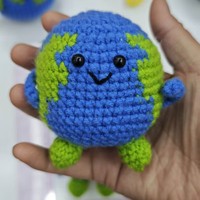 Vente en gros : Amigurumi Terre au crochet fait main, Cadeau Fête de la Terre, Peluche Sauvez la planète, Décoration de bureau énergie positive, Porte-clés globe