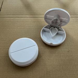 卸売カスタマイズプロモーション薬局プラスチックピルボックスミニプラスチックラウンドピルカッター - Product Image 1