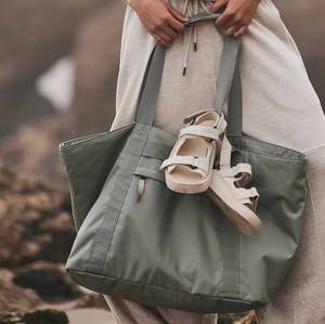 Sac fourre-tout convertible de voyage et de sport en nylon personnalisé avec fermeture éclair, logo imprimé sur mesure, portable et léger - Product Image 5