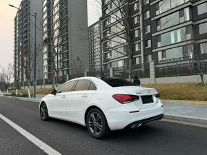 Mercedes Benz <span class=keywords><strong>Clase</strong></span> <span class=keywords><strong>A</strong></span> 2018 <span class=keywords><strong>200</strong></span> L 1.3T Turbo Automático Oscuro R17 Sedán con Volante <span class=keywords><strong>a</strong></span> la Izquierda y Techo Panorámico - Product Image 2