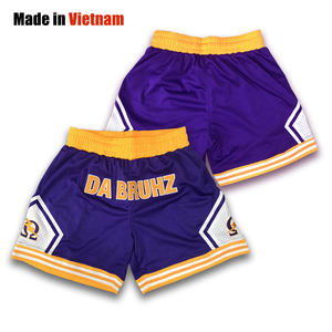 Pantalones cortos deportivos de baloncesto morados personalizados, ropa de calle de malla transpirable impresa con técnica de sublimación, estilo clásico de equipo - Product Image 1