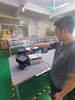Las Luces LED RGBW de 200W Más Populares para Escenarios, Luz Blanca Cálida de Alto Brillo para Teatro, DJ, Espectáculos y Conciertos