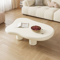 Table basse nuage nordique moderne minimaliste avec plateau en marbre de forme irrégulière, luxe léger pour petit appartement et salon