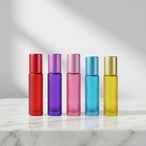 Best-seller CAPOT – Flacon roll-on en verre coloré de 5 ml et 10 ml pour parfum et huiles essentielles avec couvercle sérigraphié - Product Image 1
