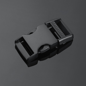 Hebilla de Plástico de Liberación Lateral Negra Resistente para Bolsos Primavera 2022 - Product Image 1