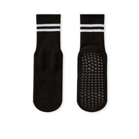 Chaussettes de yoga et de Pilates antidérapantes mi-mollet 2026 en gros, chaussettes de sport unies pour femmes, chaussettes rayées