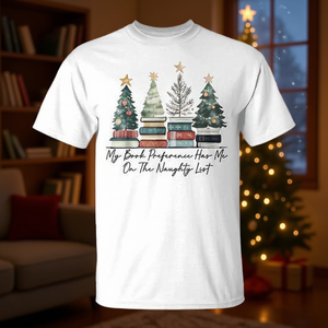 Camiseta con diseño de árbol de Navidad, diseño navideño, unisex, con la frase: Mi preferencia de libros me tiene en la lista de traviesos. - Product Image 3