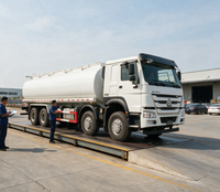 Camion-citerne Sinotruk Howo NX 8x4 12 roues pour distribution de carburant, citerne en acier au carbone, camion-citerne mobile pour distribution d'huile en carrière