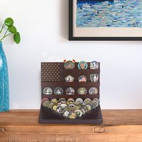 Présentoir personnalisé pour grandes pièces commémoratives avec protection UV et support en bois pour vitrine de collection