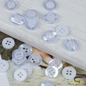 Phong cách thời trang 4 lỗ Polyester nút nhựa ngọc trai áo sơ mi trắng rộng cạnh cổ áo nhựa nút phẳng - Product Image 2