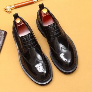 รองเท้าหนังผู้ชายสไตล์อังกฤษแบบ Brogues บุภายในด้วยหนังวัวแท้ น้ำหนักเบา พื้นหนา แบบ Oxford เงางาม เหมาะสำหรับใส่ทำงานหรือลำลอง - Product Image 1