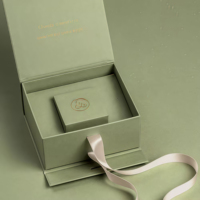 Scatole di gioielli in cartone di lusso con Logo personalizzato stampate e riciclabili alla moda scatole pieghevoli magnetiche con nastro per anello