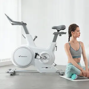 Cor branca giratória exercício bicicleta, ajuste corpo em forma de bicicleta