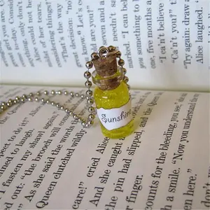 Sunshine Glass Bottle Necklace: Charme Vial Pingente com uma garrafa de sol amarelo Felicidade