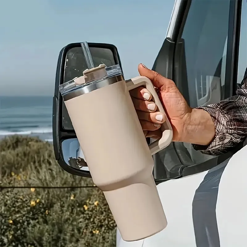 Tasse isolante à café en paille de 40oz avec poignée Bouteille d'eau portable en acier inoxydable pour voiture Tasse thermique de voyage de grande capacité