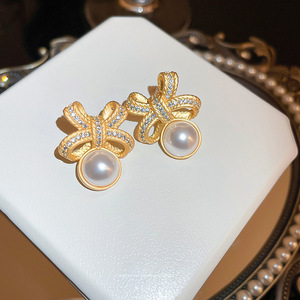 Orecchini a perno stile francese con fiocco, gioielli vintage chic con perle floreali per donna, da indossare tutti i giorni, per feste, idea regalo - Product Image 4