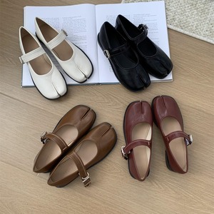 <span class=keywords><strong>Scarpe</strong></span> Basse Mary Jane Tabi da Donna OEM ODM in Microfibra con Cinturino a Fibbia Singola, Casual ed Eleganti, Nere/Bianche/Marroni/Rosse Personalizzabili - Product Image 2