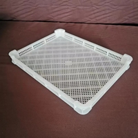 Plateau de congélation simple ventilé en plastique industriel, en maille HDPE, pour la congélation rapide des fruits de mer, du poisson et des crevettes en atelier