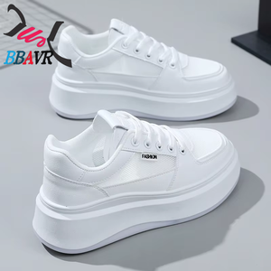 Nouvelles baskets blanches polyvalentes pour femmes 2025, chaussures décontractées à plateforme rehaussante avec semelle épaisse respirante et semelle intérieure en maille - Product Image 1