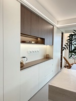 Buffet en bois sur mesure avec porte en verre et éclairage LED