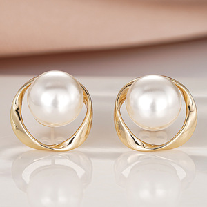 Eleganti orecchini a cerchio con perle per donna, gioielli per le orecchie minimalisti e lucidi alla moda - Product Image 1