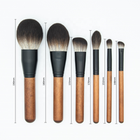 Ensemble de pinceaux de maquillage en bois sauvage de 13 pièces en gros de haute qualité avec pinceaux de maquillage végétaliens pour l'application d'ombres de fond de teint