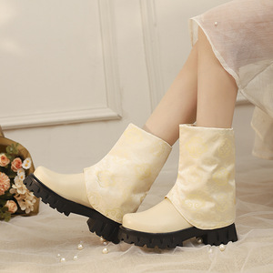 Botas de media pantorrilla negras de suela plana con punta fina y detalle de botón metálico, ideales para viajes urbanos de fin de semana y para el vecindario. - Product Image 1