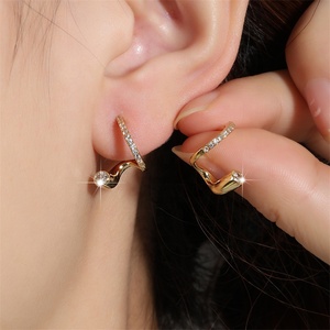 RAKOL EP5907 Nouvelle mode pour femmes Boucles d'oreilles créoles géométriques en zircon et strass 2024 - Product Image 5