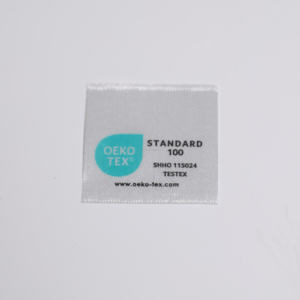 Étiquette de cou en satin imprimée personnalisée avec nom de marque et instructions d'entretien pour vestes et sweats à capuche - Product Image 2