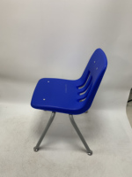 Chaise en plastique robuste de qualité commerciale avec pieds en métal durables, idéale pour les cantines scolaires et les espaces publics