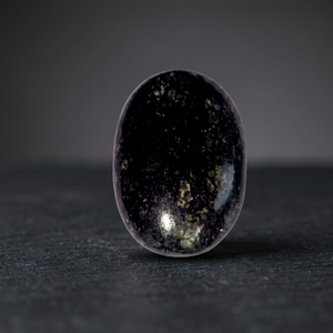 Piedra de Cristal Ovalada Negra Pulida, Gema Semipreciosa, Artículo de Colección Artístico - Product Image 5