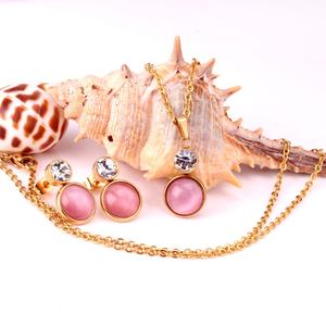Ensemble de bijoux élégants pour femmes en gros, hypoallergénique, en acier inoxydable, avec pendentif en opale rose - Product Image 1