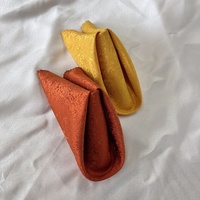 Serviettes de table rustiques en tissu orange brûlé pour mariage avec bordure décorative