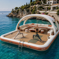 Plateforme aquatique gonflable commerciale avec dôme arqué, toit solaire, plancher en bois et sièges rembourrés pour projet de tourisme de luxe côtier