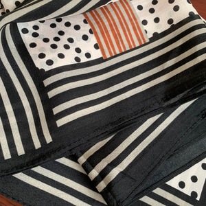 Pañuelo de crepé de seda estampado con diseño ecuestre para combinar con atuendos elegantes - Product Image 4