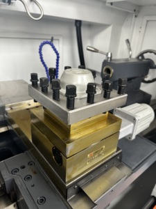 Torno de Cama Plana CK6150, Longitud de Torneado de 1000 mm, Torno Manual con Portaherramientas de 4 Estaciones para Torneado de Metal - Product Image 2