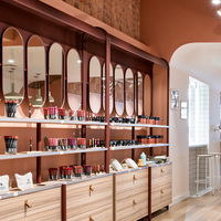 Meubles modernes de luxe en bois massif et métal, design d'intérieur de haute qualité, vitrine de salon de beauté et ensemble de comptoirs d'accueil